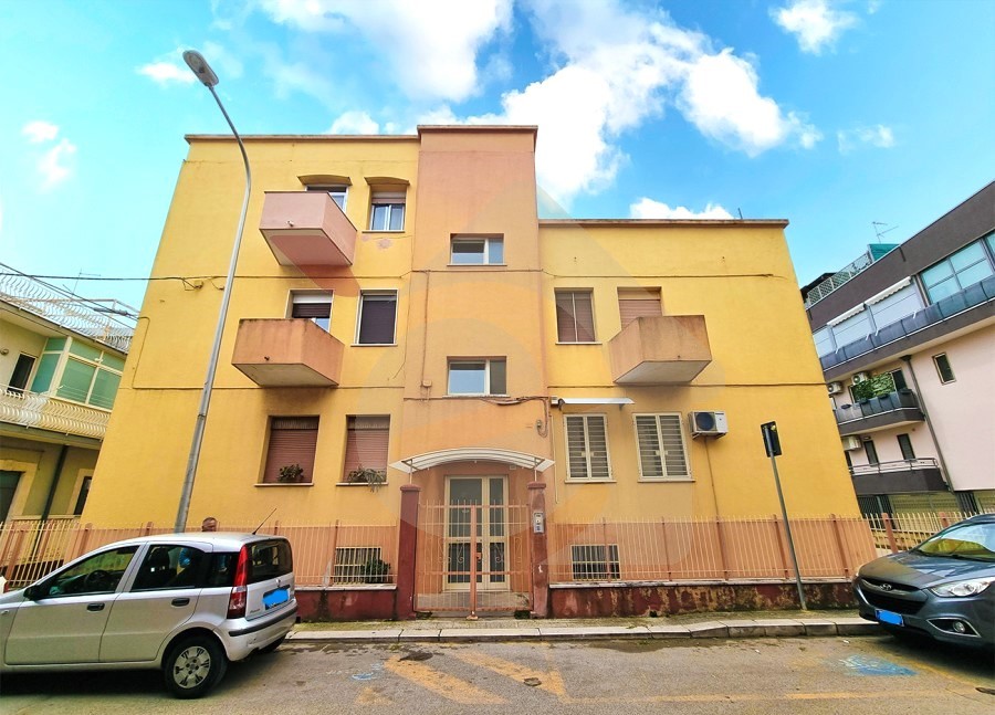 3 VANI AMPIO IN ZONA VIA ADELFIA
