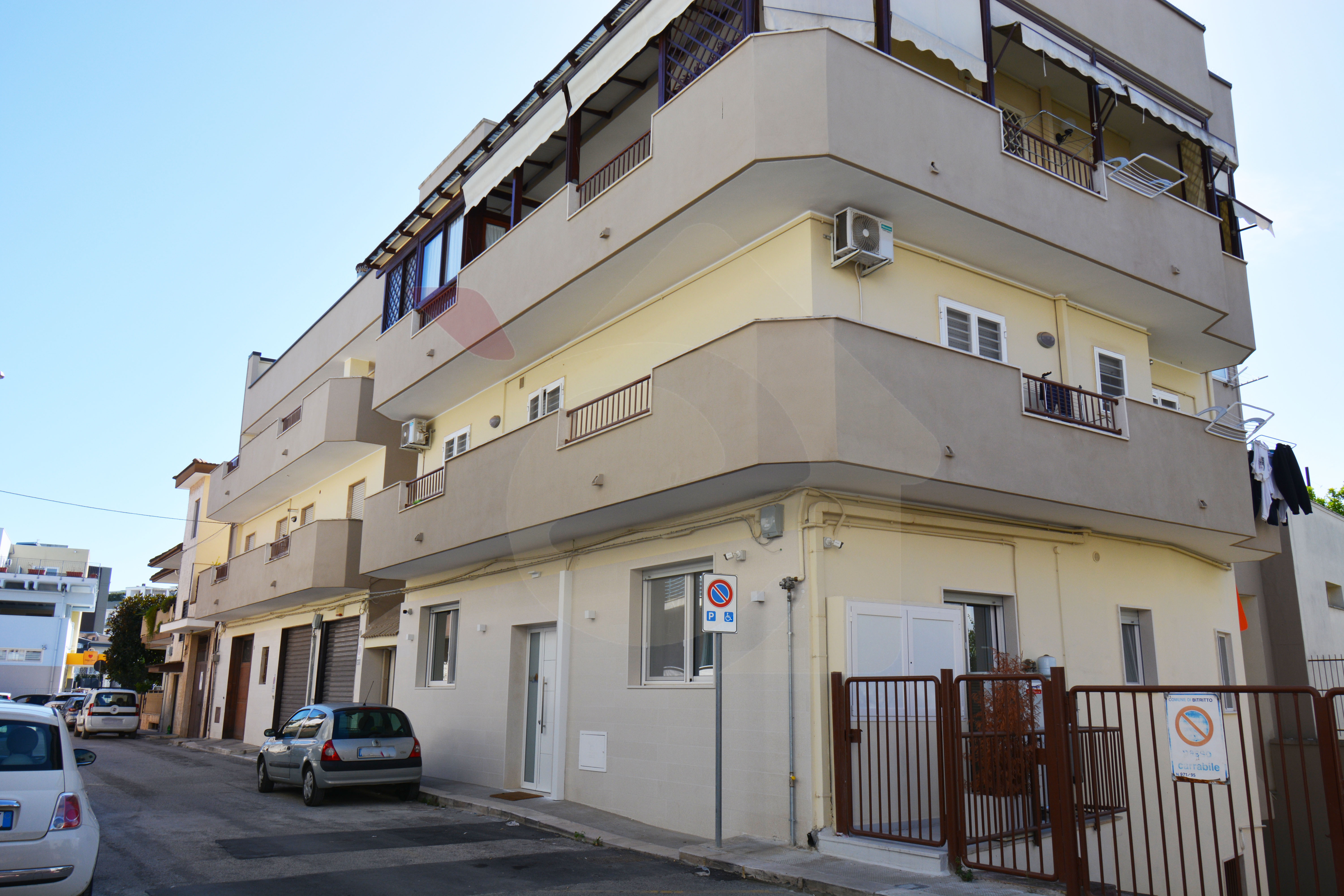 4 VANI CON AMPIO BALCONE TERRAZZATO A LIVELLO